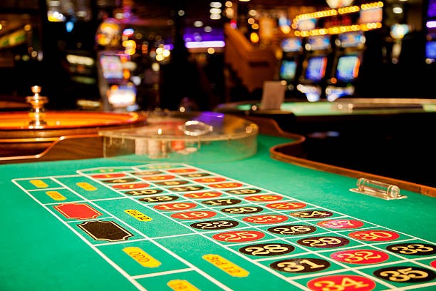 Live-dealer table on sakau showing real dealer and betting interface